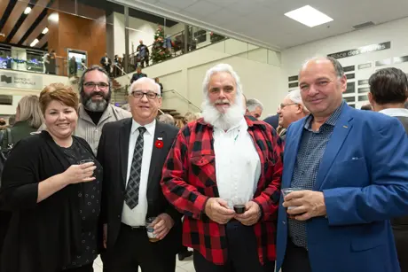 Groupe d’adultes lors d’un événement intérieur convivial