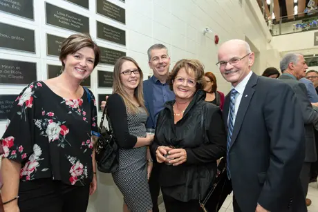 Groupe d’adultes souriants lors d’un événement intérieur