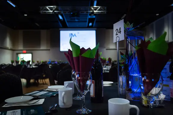 Salle de banquet avec tables dressées et scène