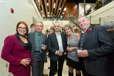Groupe d’adultes lors d’un événement professionnel intérieur