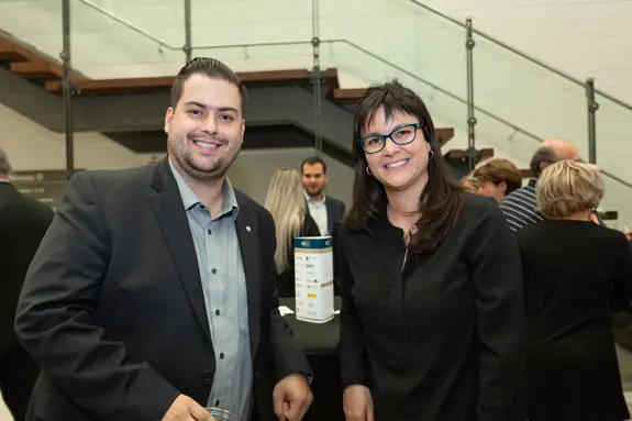 Deux professionnels souriants lors d’un événement networking