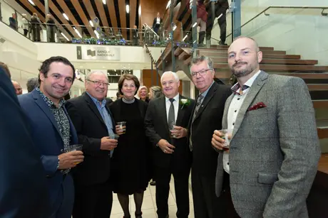 Groupe d’adultes lors d’une réception intérieure