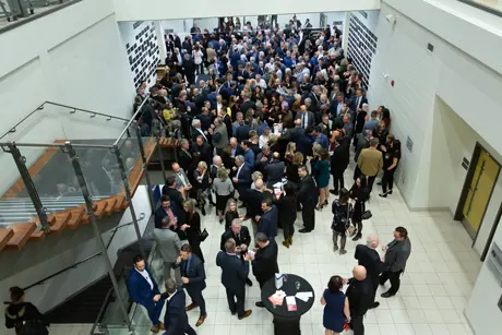Foule lors d’un événement professionnel en intérieur
