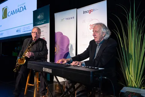Musiciens jouant saxophone et clavier sur scène
