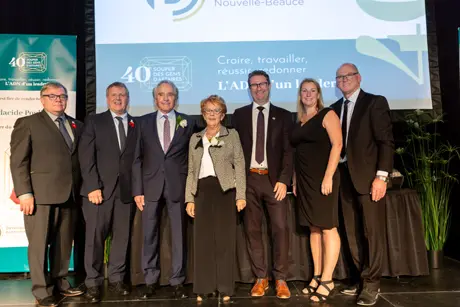 Groupe de personnes sur scène lors d’un gala