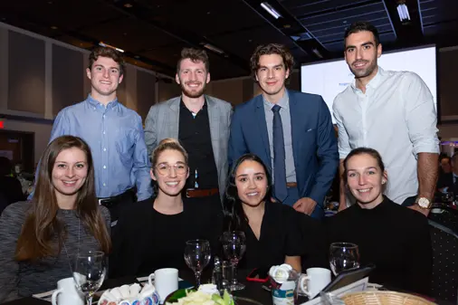 Groupe de jeunes adultes lors d’un dîner