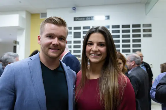Couple souriant lors d’un événement en intérieur