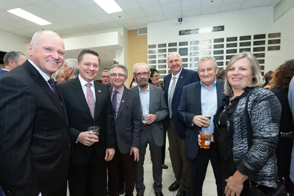 Groupe d’adultes en réception avec boissons