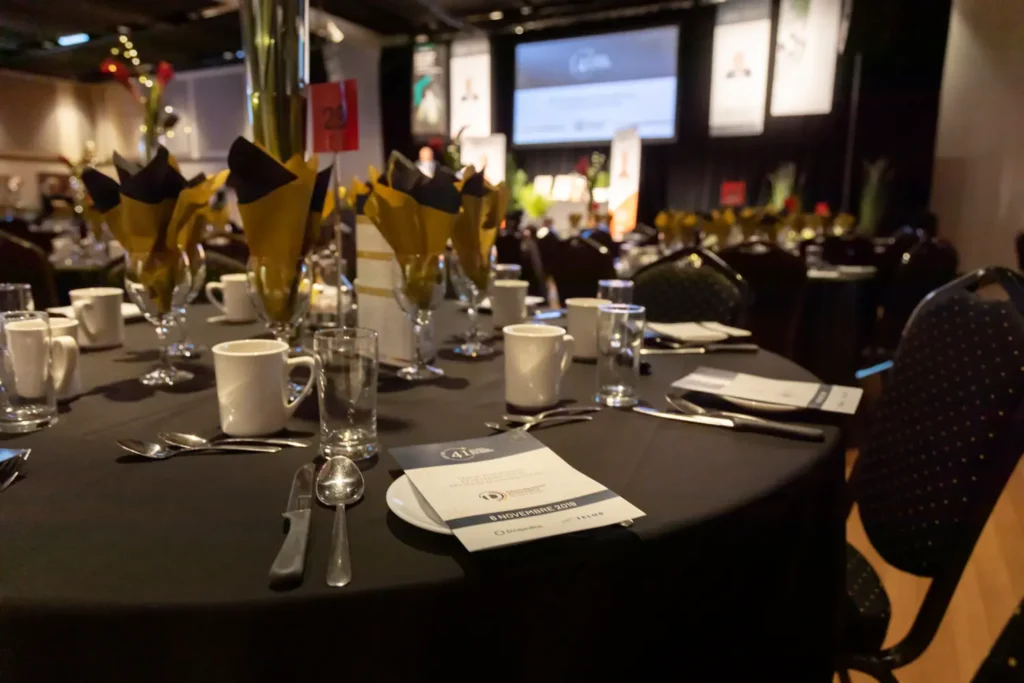 Tables dressées pour gala d'entreprise