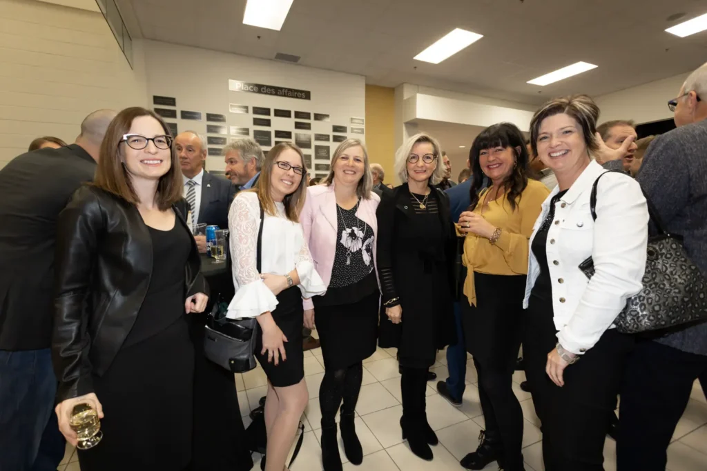 Femmes souriantes lors d’un événement professionnel en intérieur