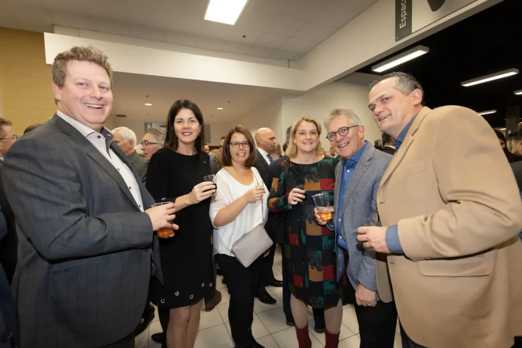 Groupe d’adultes souriants lors d’un cocktail professionnel