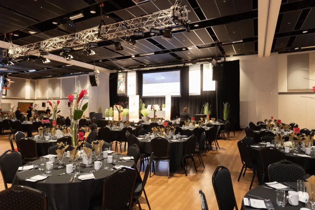 Salle de banquet préparée pour conférence et dîner