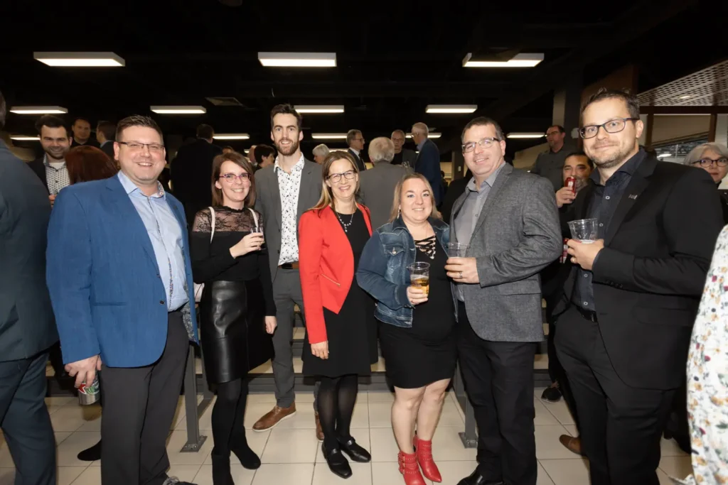 Groupe de professionnels lors d’un cocktail d’entreprise