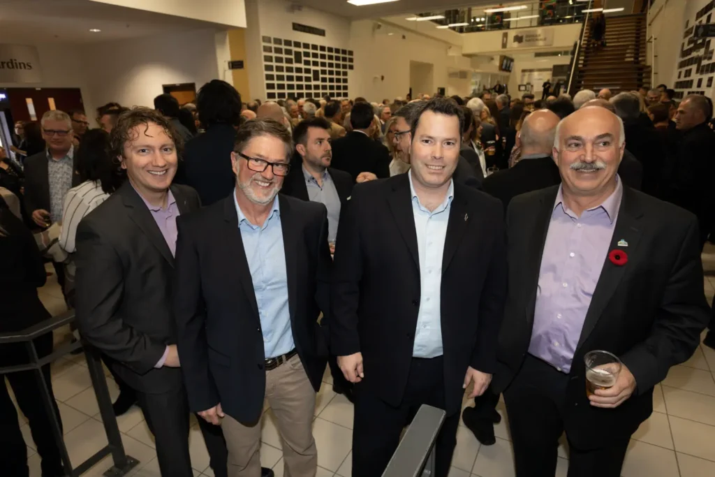 Quatre hommes en costume lors d’un événement