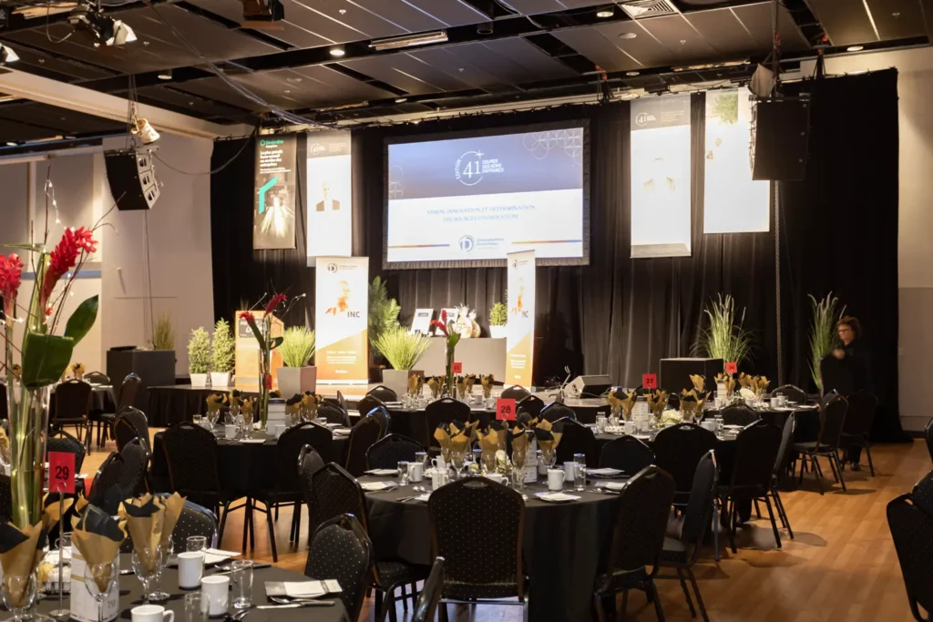 Salle de conférence avec tables rondes et scène