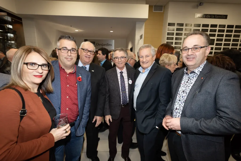 Groupe d’adultes lors d’un événement intérieur convivial