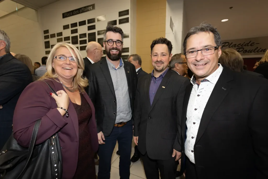 Groupe souriant lors d’un événement professionnel
