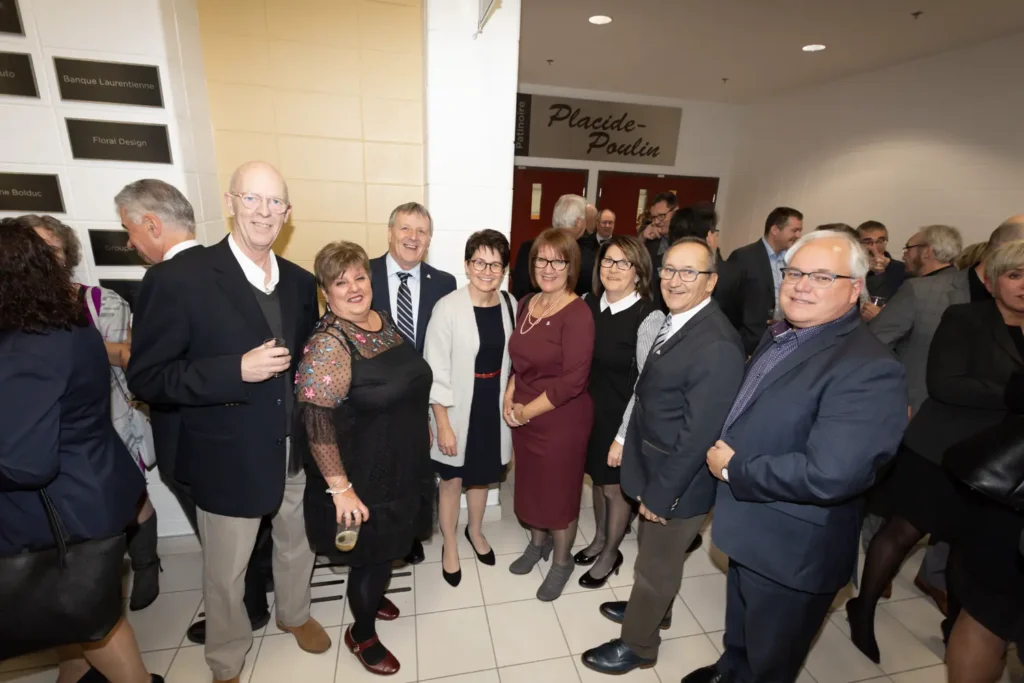 Groupe d’adultes élégants lors d’une réception intérieure