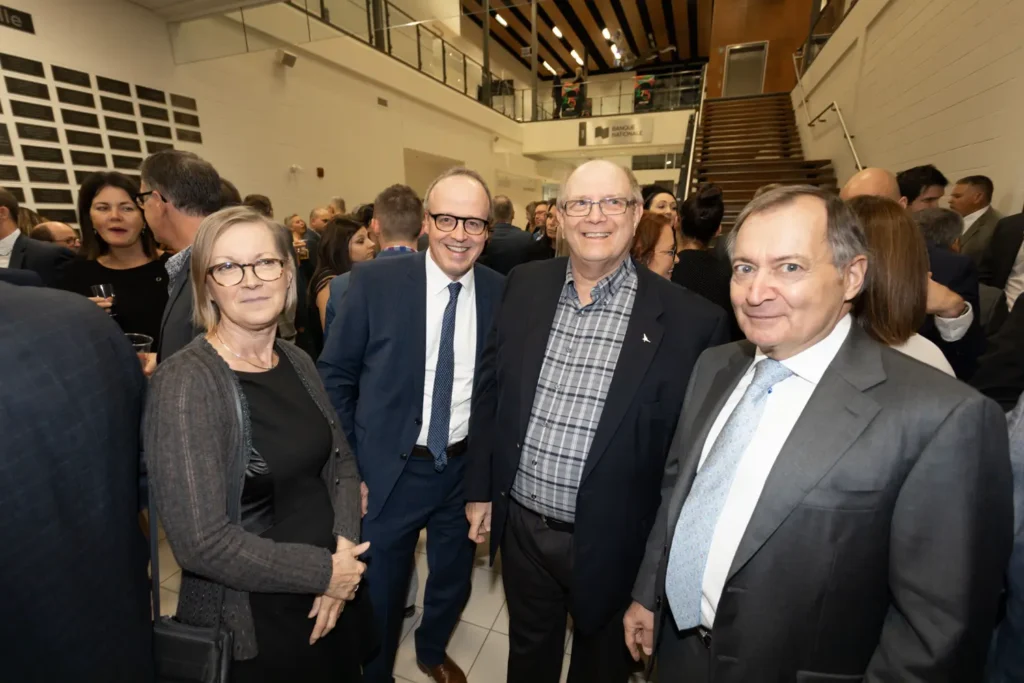 Groupe de professionnels lors d'une réception officielle