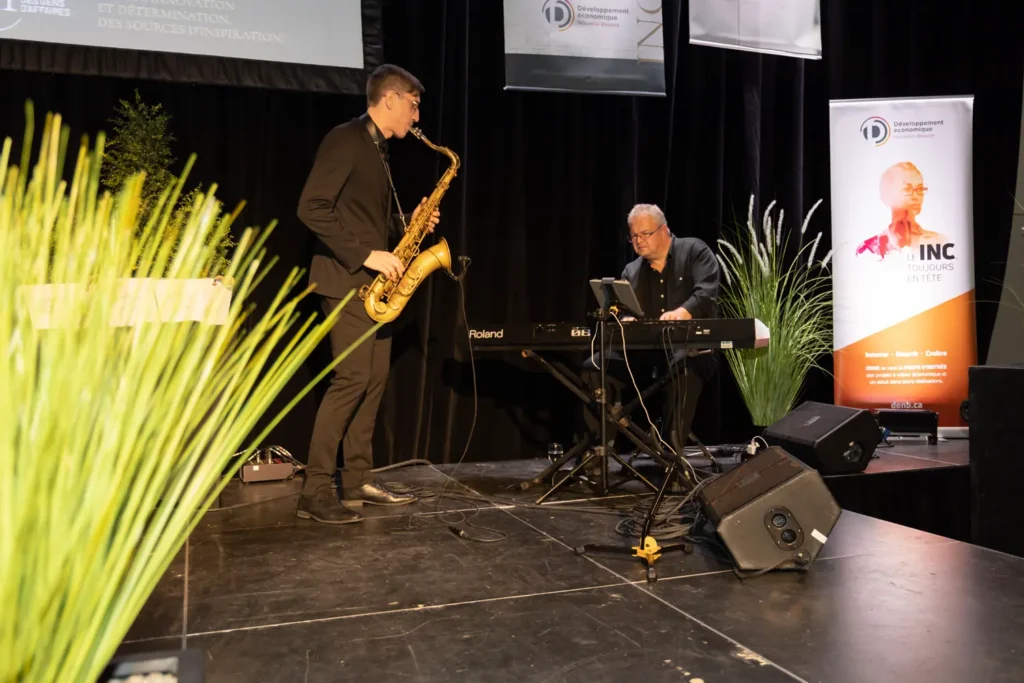 Saxophoniste et pianiste sur scène événementielle
