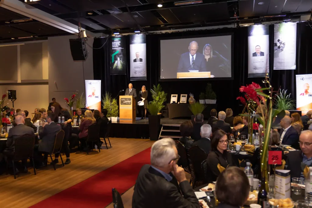 Conférence lors d’un gala avec intervenant sur scène