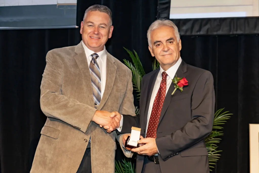 Remise de médaille lors d'une cérémonie officielle