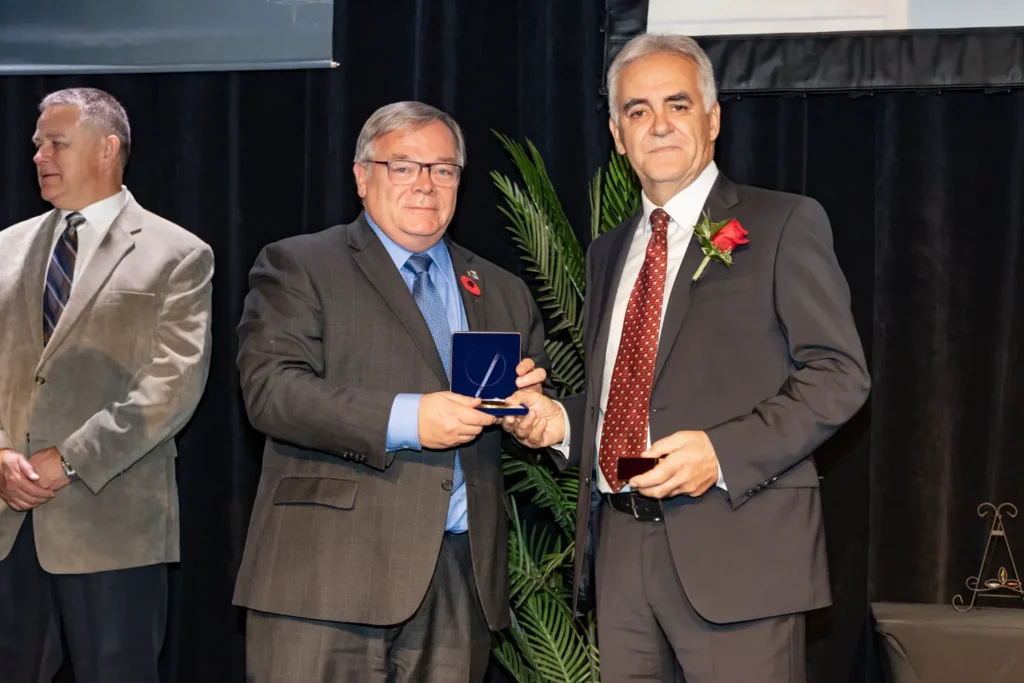 Remise de médaille lors d’une cérémonie officielle