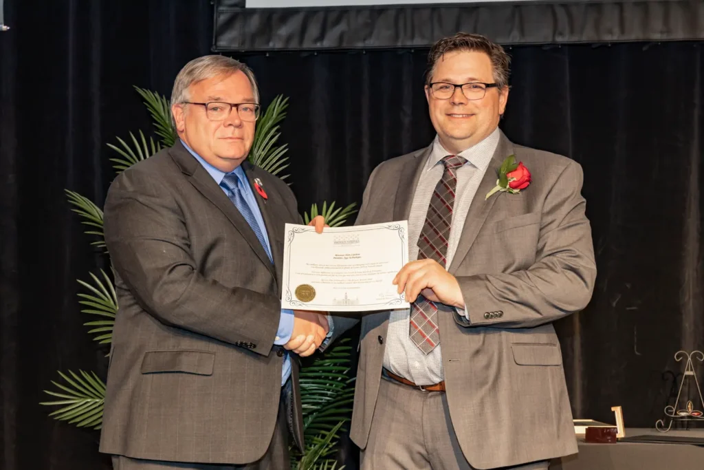 Remise de certificat lors d’une cérémonie officielle