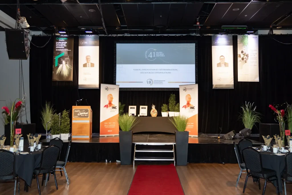 Scène de conférence avec podium et écran géant