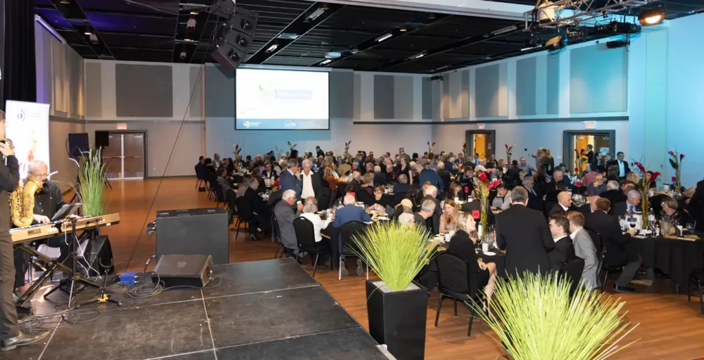 Dîner de gala dans une salle événementielle