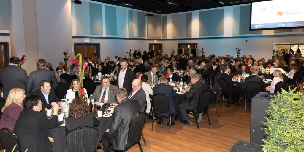 Banquet d’entreprise avec invités en salle