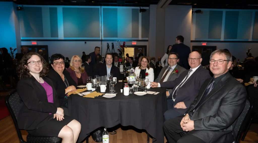 Groupe de convives lors d’un dîner formel