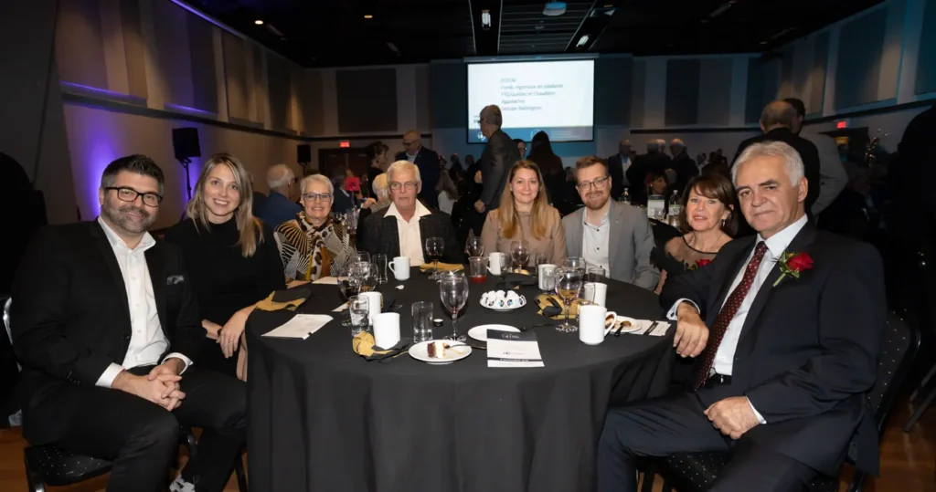 Groupe élégant lors d’un dîner de gala