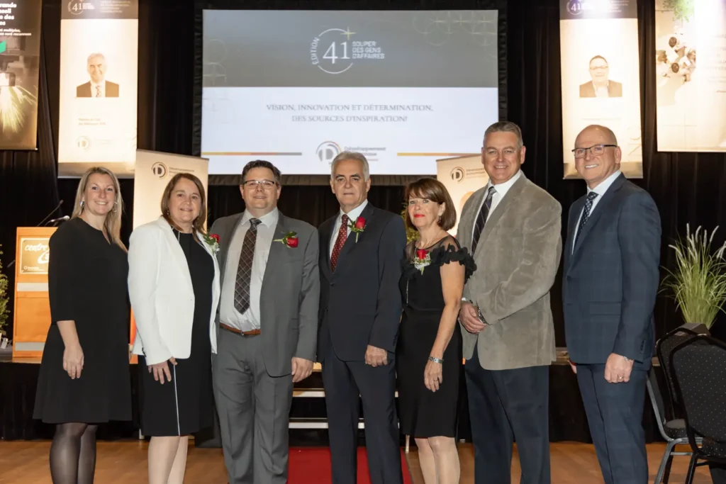 Groupe en tenue formelle lors d’un gala d’affaires