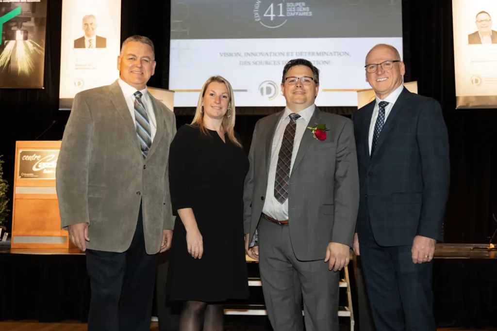 Quatre professionnels posent lors d’un gala d’affaires