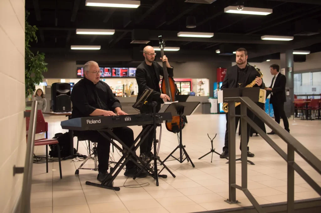 Trio de jazz jouant dans un hall intérieur
