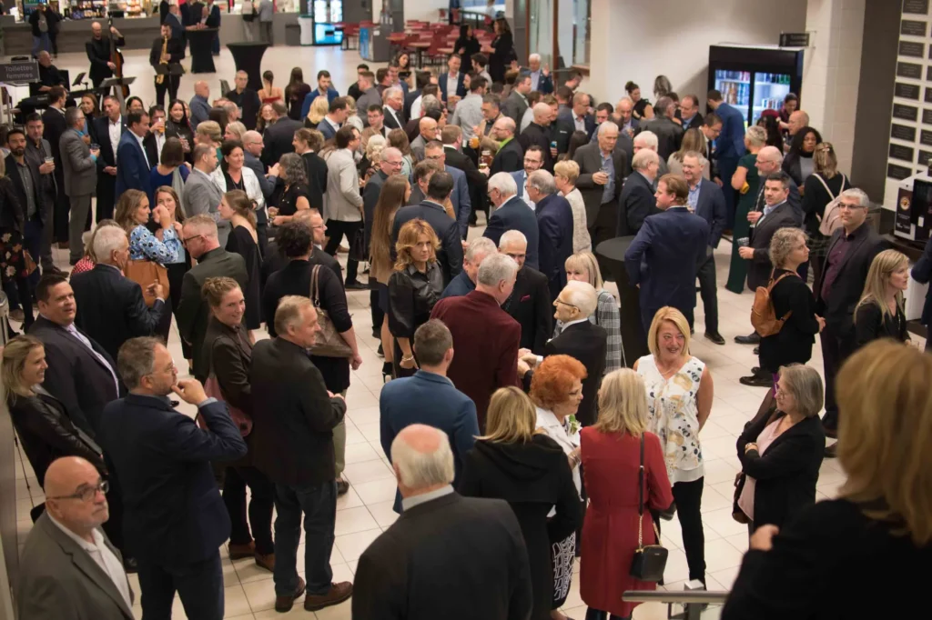 Réception professionnelle avec foule en intérieur