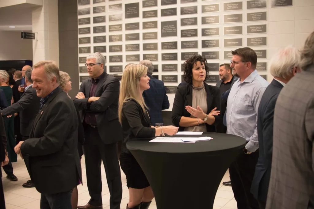 Cocktail professionnel avec échanges autour d’une table haute