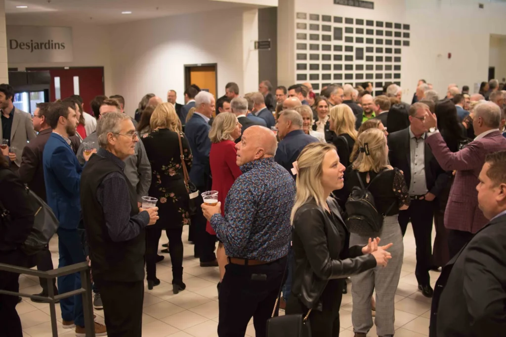 Cocktail professionnel avec foule en intérieur