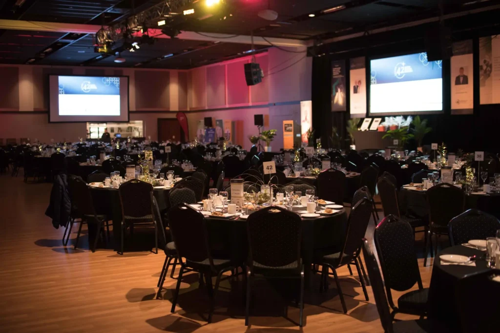 Salle de gala avec tables rondes dressées