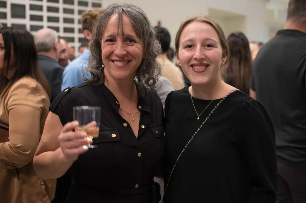 Deux femmes souriantes lors d’une réception