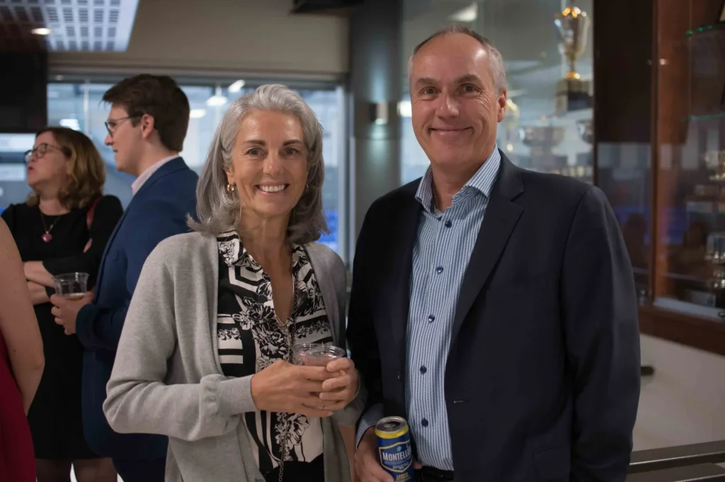 Couple souriant lors d’une réception professionnelle