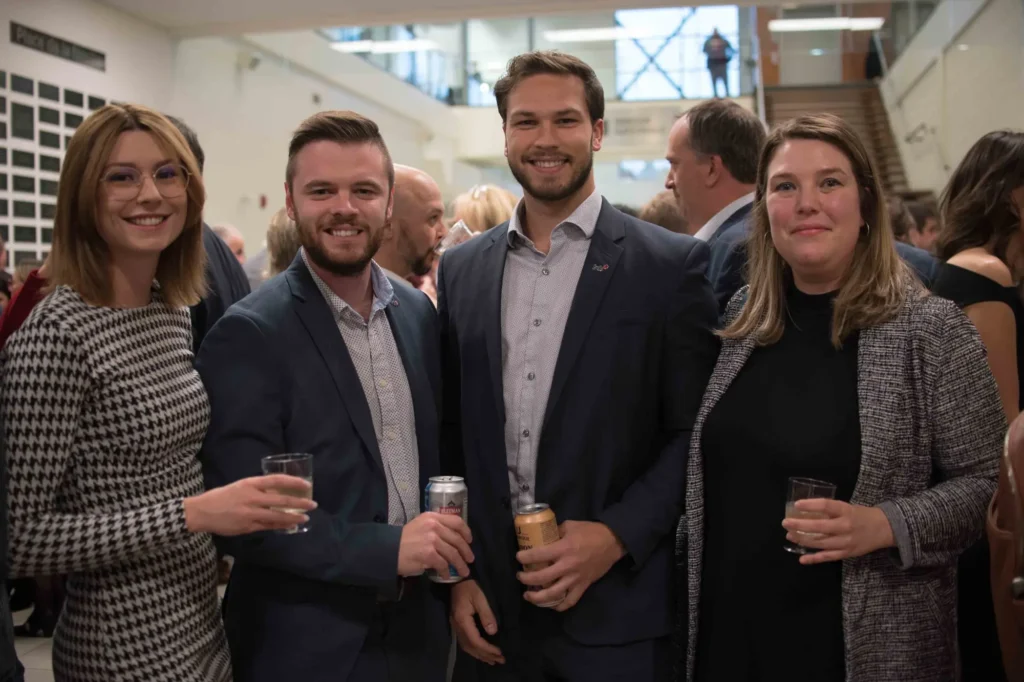 Quatre professionnels souriants lors d’un événement réseautage