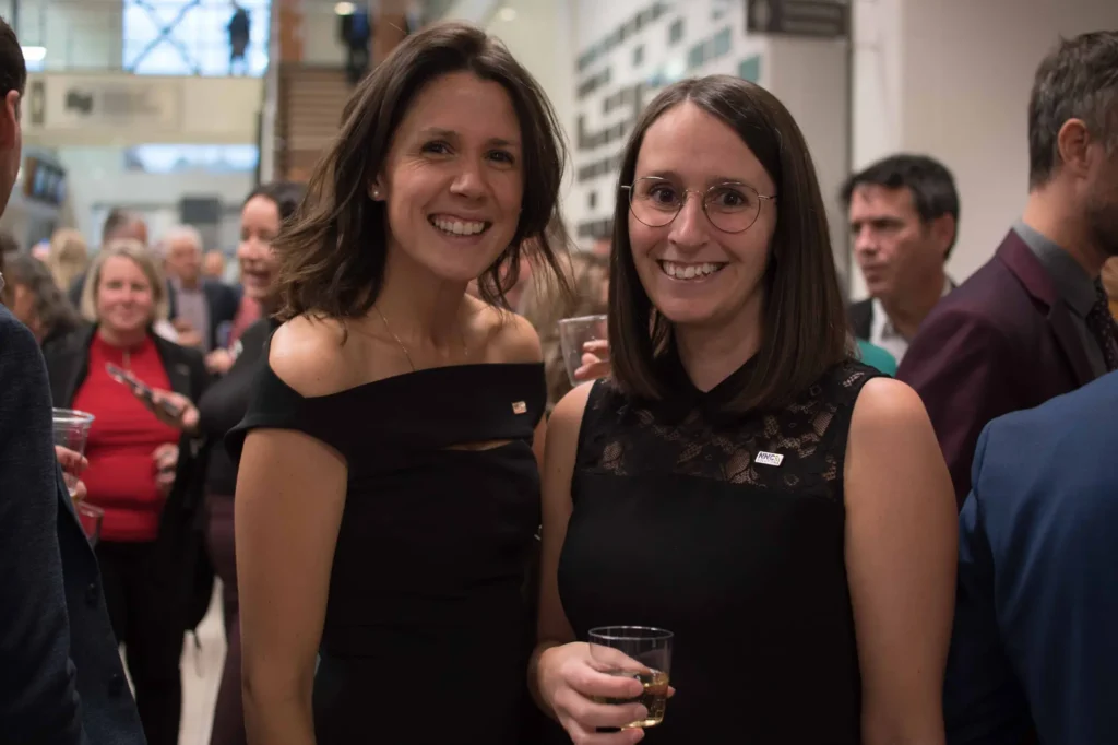 Deux femmes souriantes lors d’une réception