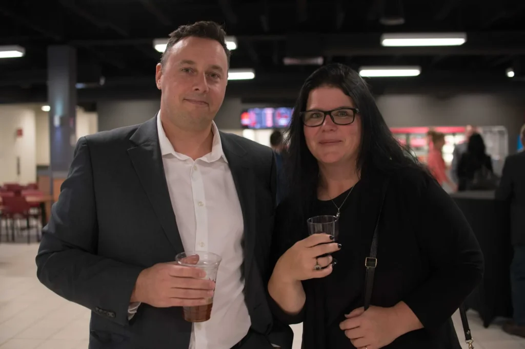 Deux personnes avec boissons lors d’un événement