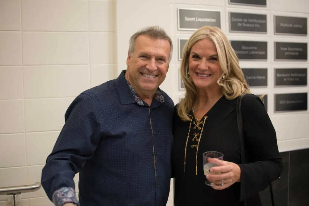 Couple souriant lors d’un événement en intérieur