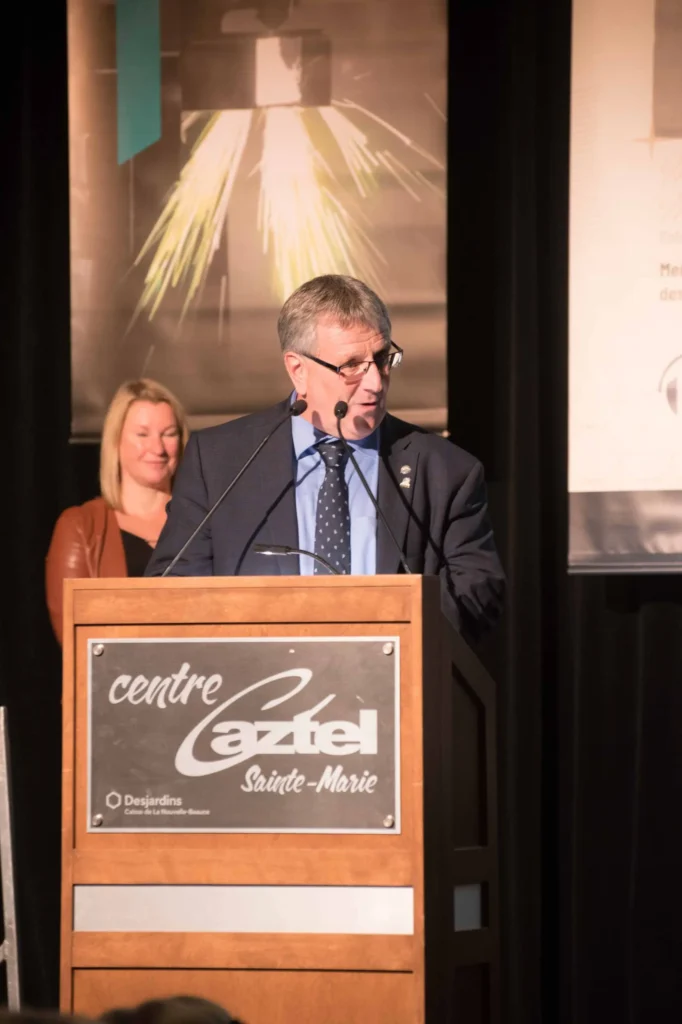 Homme prononçant discours au Centre Caztel