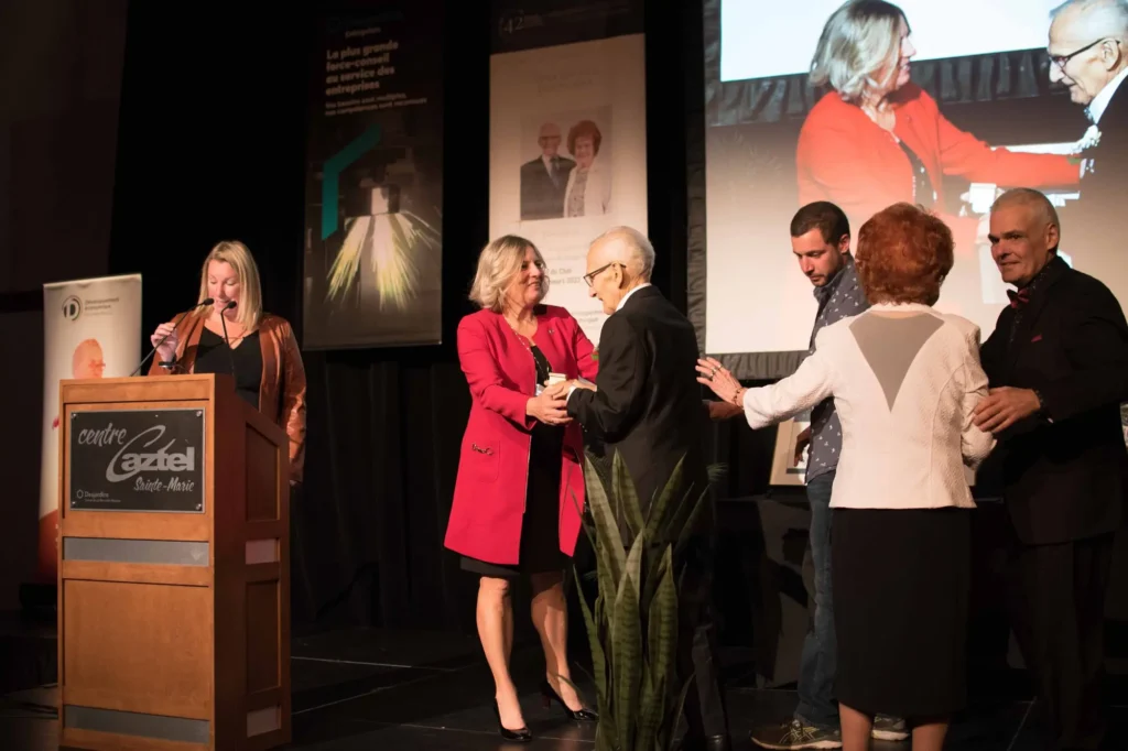 Remise de prix lors d’une cérémonie officielle