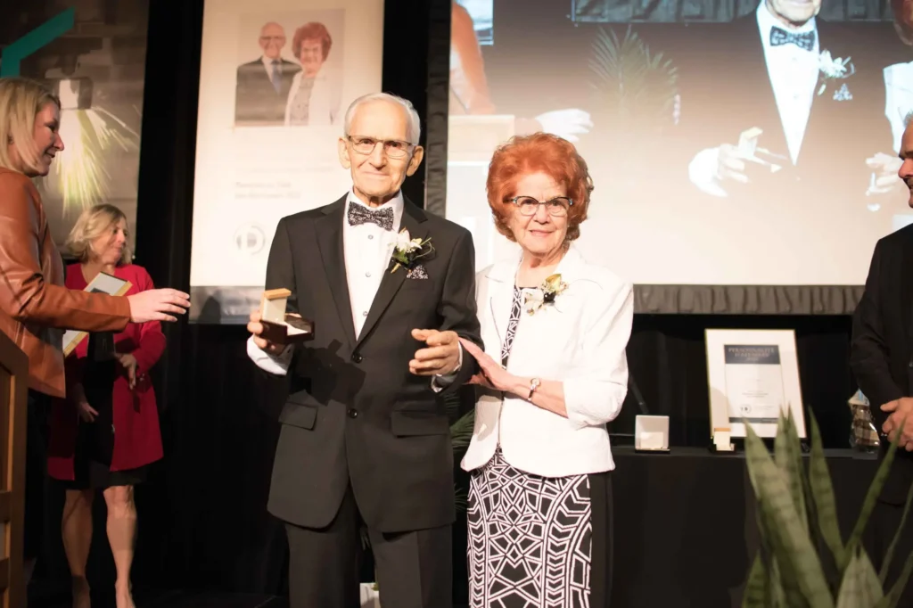 Couple âgé recevant un prix sur scène