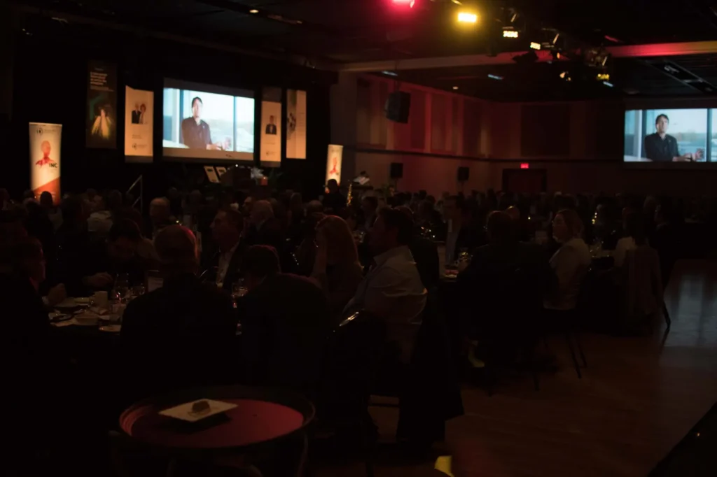Conférence en salle avec projection sur grand écran